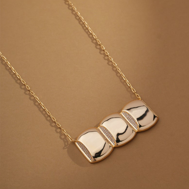 NECKLACE WITH SMOOTH SQUARE